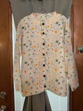 Cute little sweater size 1xl. Never worn